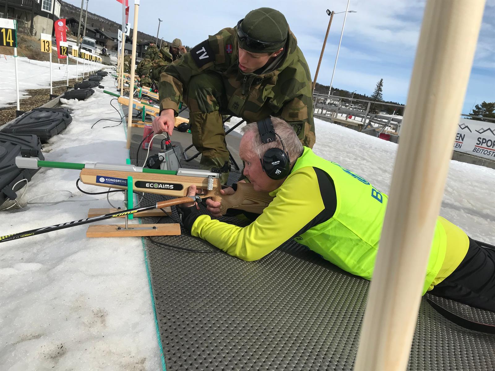 Sven ligger og skyder med soldat