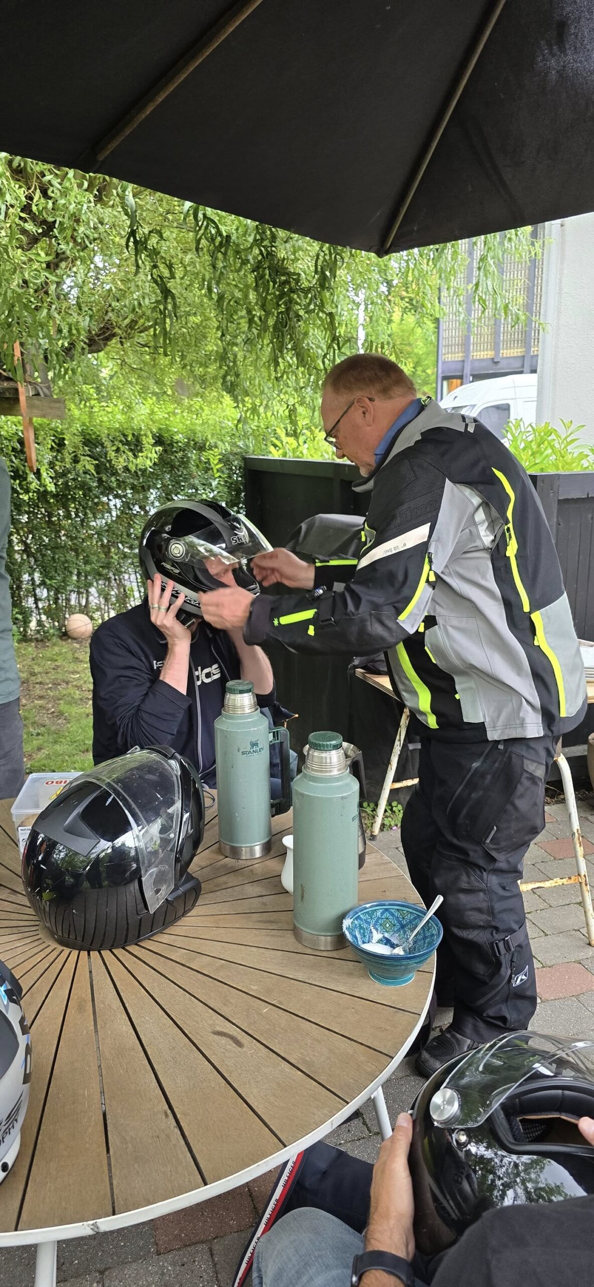 En mand prøver en motorcykelhjelm